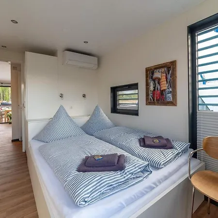 Hausboot Lp7 船上ホテル